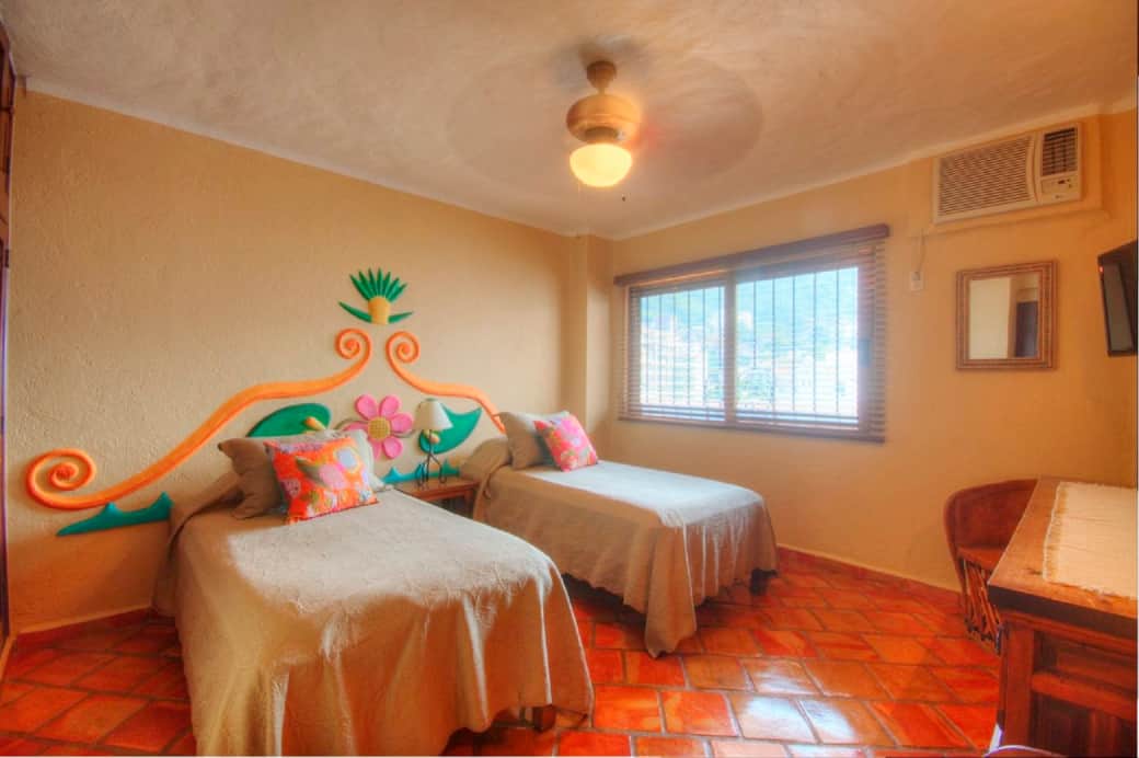 Guest bedroom with twin beds